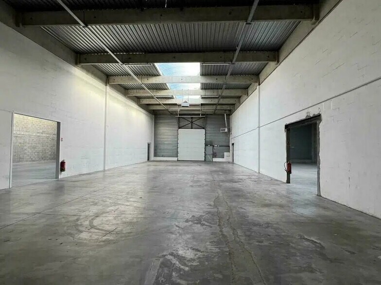 Industrial in Coignières for lease - Building Photo - Image 2 of 4