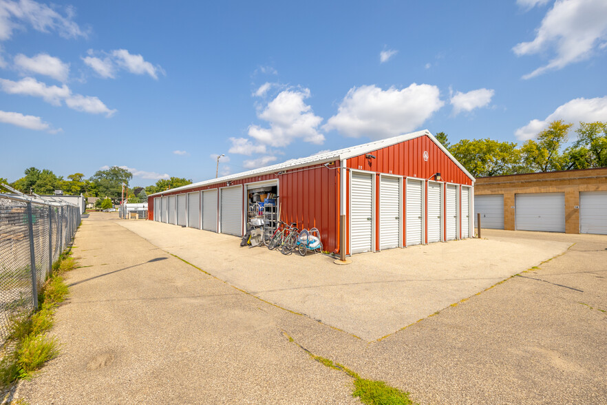 Allstate Storage & Carwash portfolio of 2 properties for sale on LoopNet.com - Building Photo - Image 3 of 7