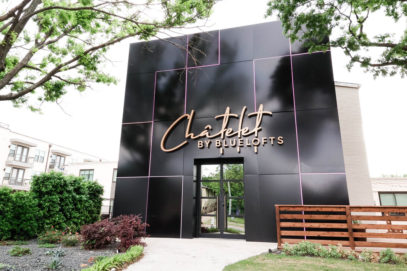 975 N Zang Blvd, Dallas, TX 75208