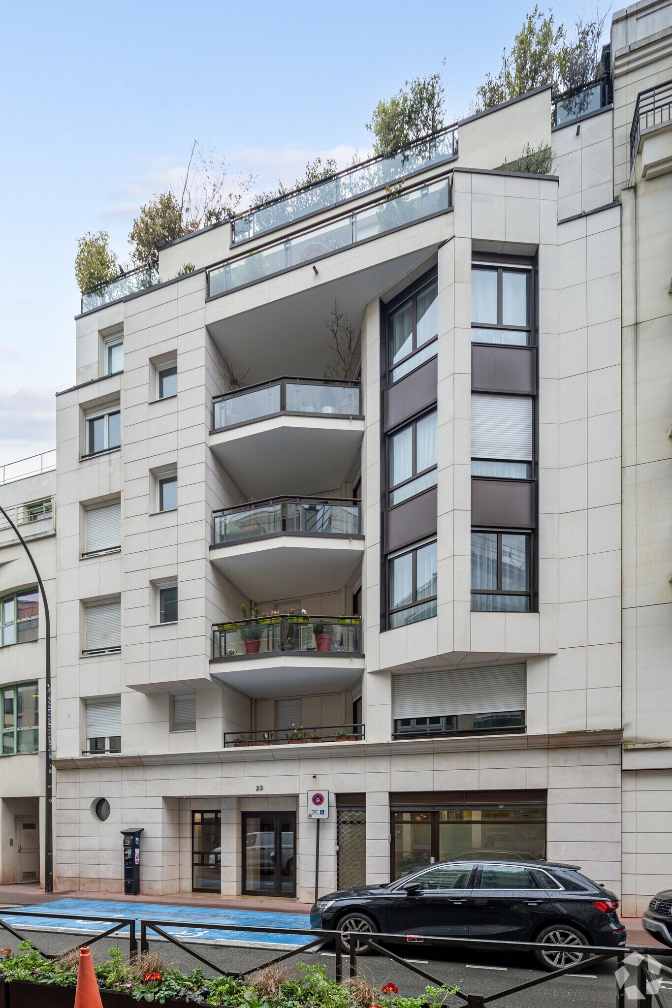 Multifamily in Levallois-Perret for sale Primary Photo- Image 1 of 5