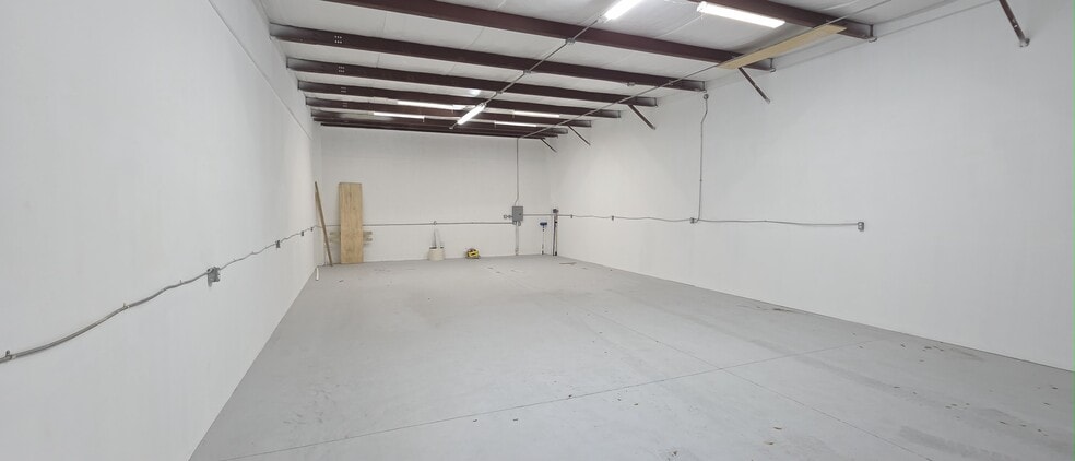 1447 Rail Head Blvd, Naples, FL for lease - Interior Photo - Image 3 of 4