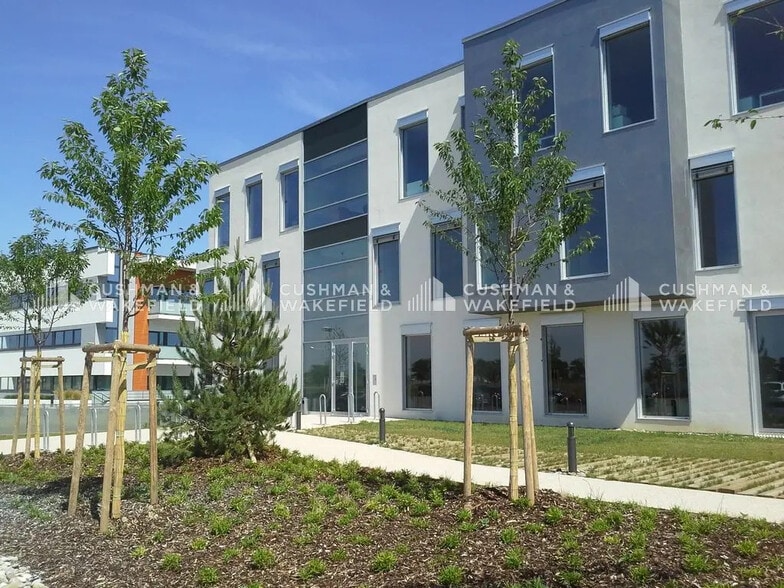 Office in Schiltigheim for lease - Building Photo - Image 1 of 12