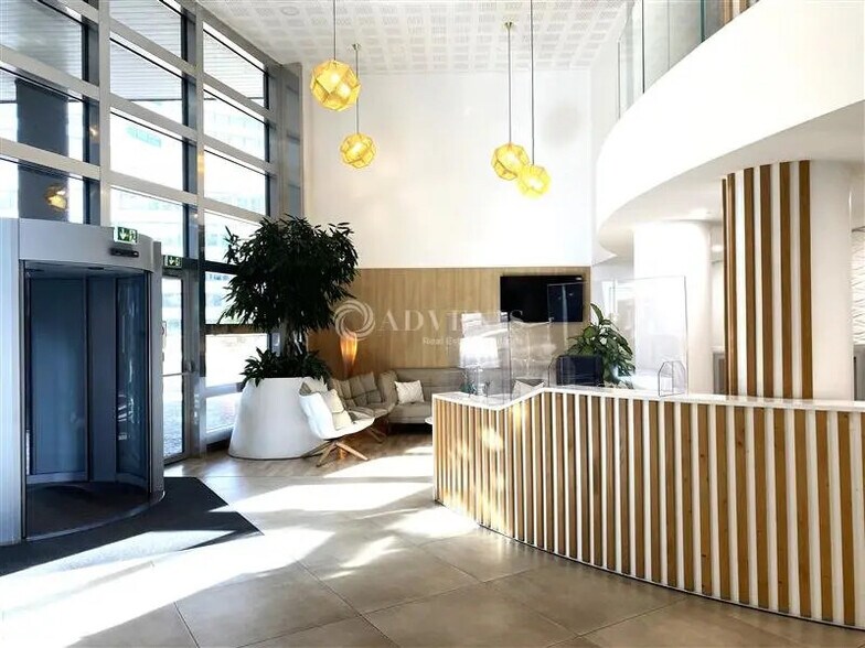 Office in Courbevoie for lease - Lobby - Image 1 of 5