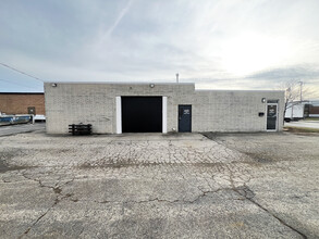 875 Lively Blvd, Elk Grove Village, IL for lease Building Photo- Image 2 of 5