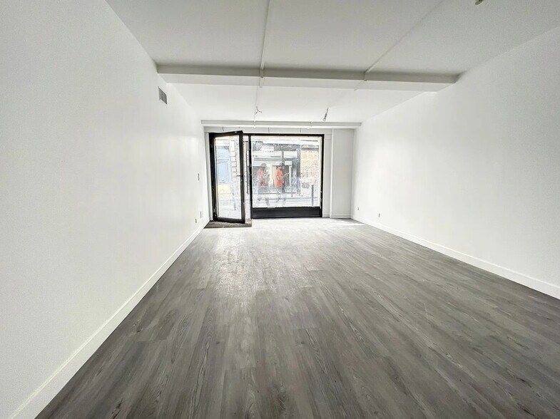 Retail in Paris for lease - Building Photo - Image 2 of 3