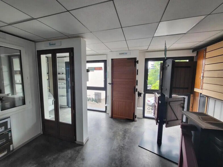 Office in Saint-Laurent-de-Mure for sale - Interior Photo - Image 2 of 4