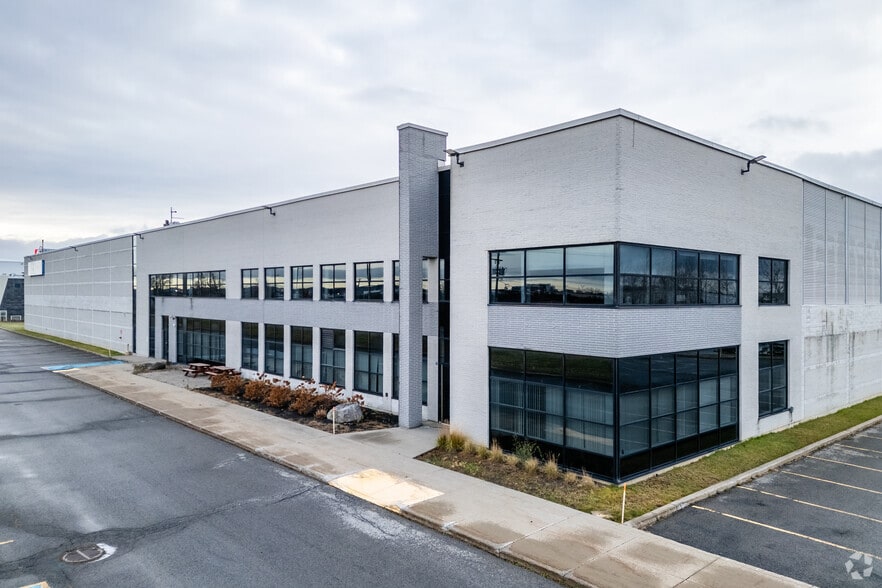 123 Av Avro, Dorval, QC for lease - Primary Photo - Image 1 of 8