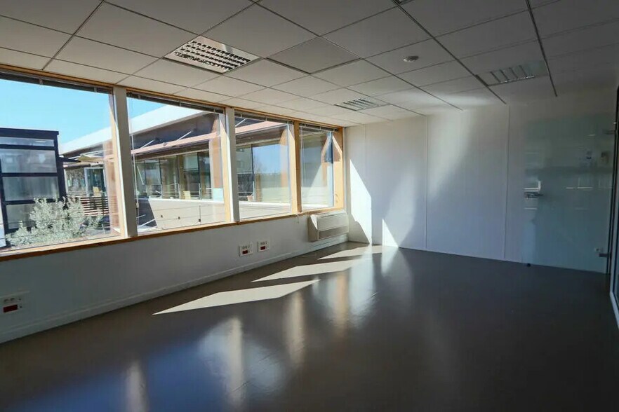 Office in Avignon for lease - Interior Photo - Image 2 of 9