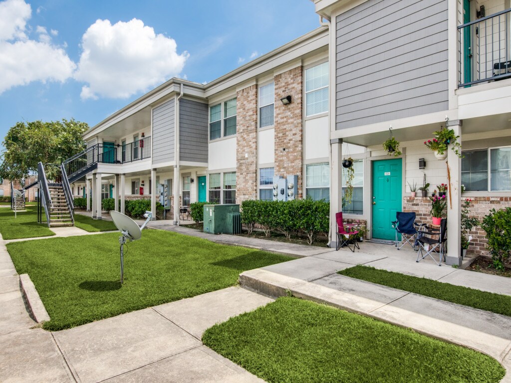 2500 E James St, Baytown, TX 77520