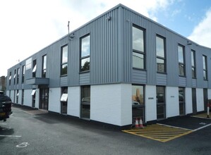 4B Invincible Rd, Farnborough for lease Building Photo- Image 1 of 4