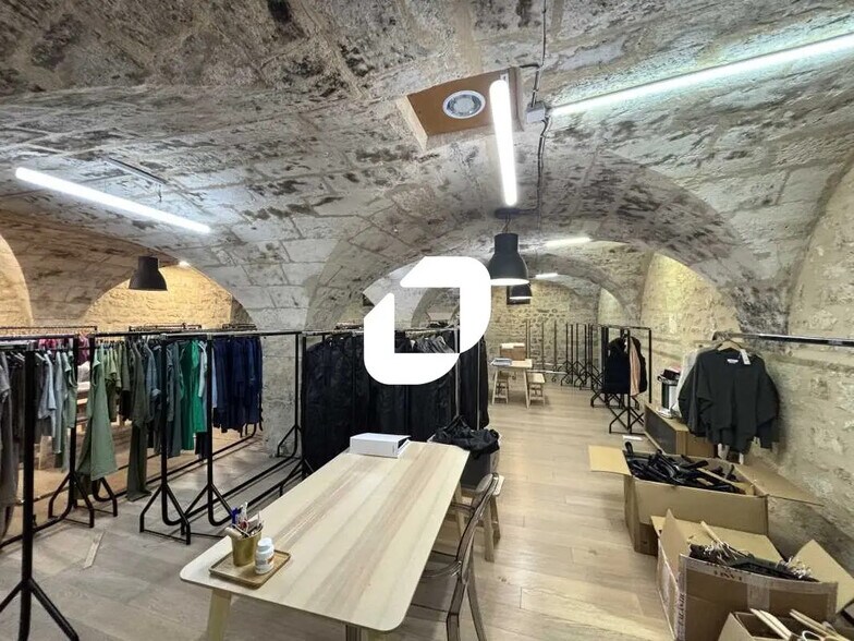 Retail in Bordeaux for lease - Interior Photo - Image 2 of 13