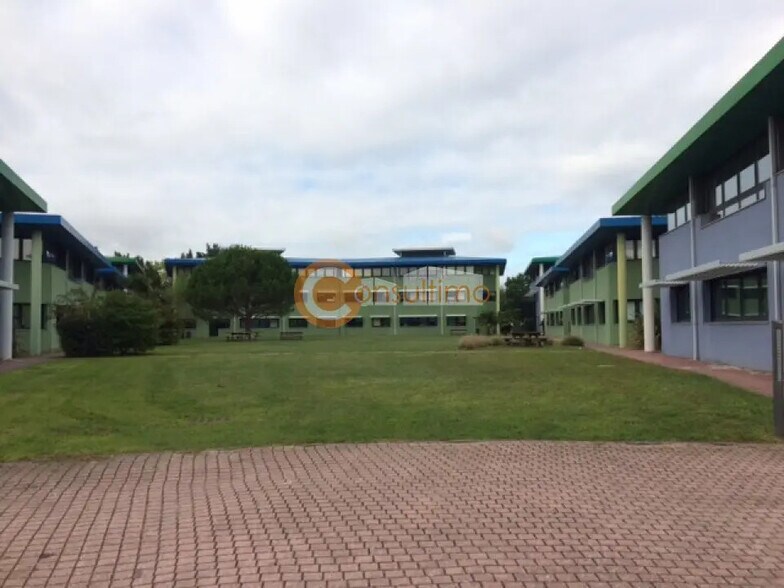 Office in Pessac for lease - Building Photo - Image 1 of 5