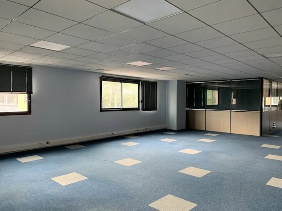 Office in Sorgues for lease Building Photo- Image 1 of 11