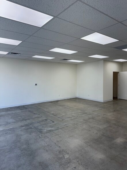 21317 Devonshire St, Chatsworth, CA for lease - Building Photo - Image 2 of 4