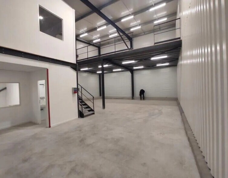 Flex in Vendargues for lease - Interior Photo - Image 2 of 17