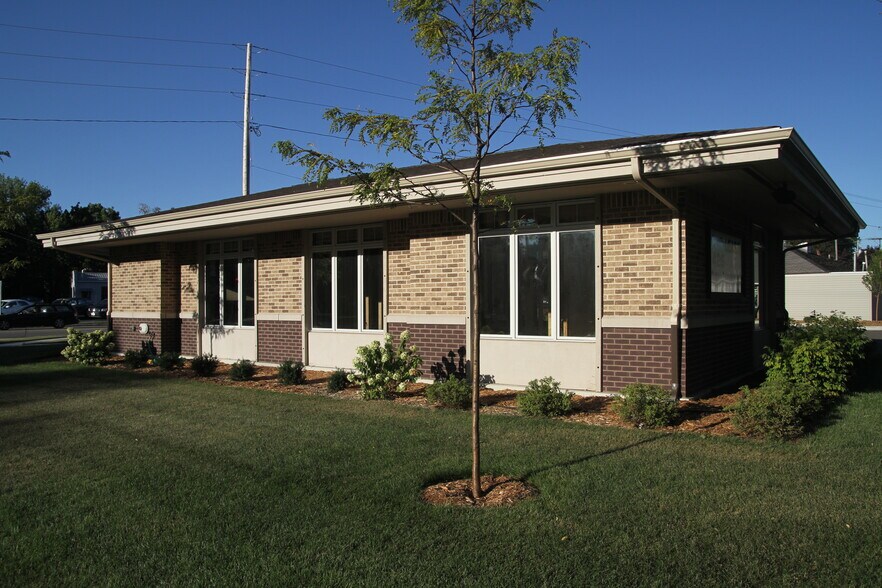 1730 Algoma Blvd, Oshkosh, WI for sale - Building Photo - Image 1 of 1