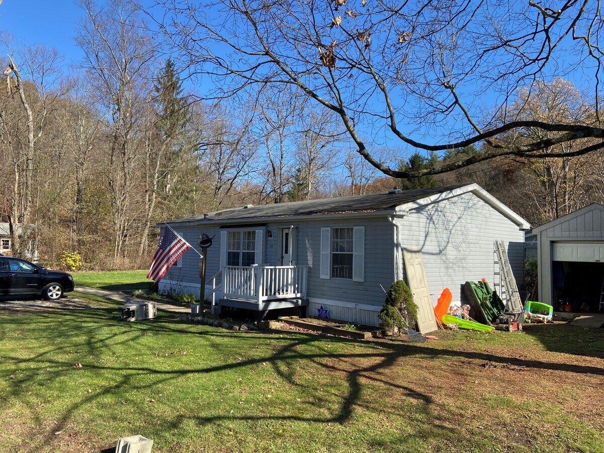 10 Dawn Ln, Pleasant Valley, NY 12569