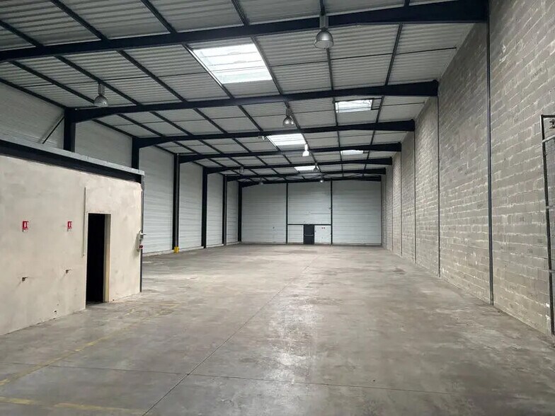 Flex in Gleizé for lease - Interior Photo - Image 2 of 5