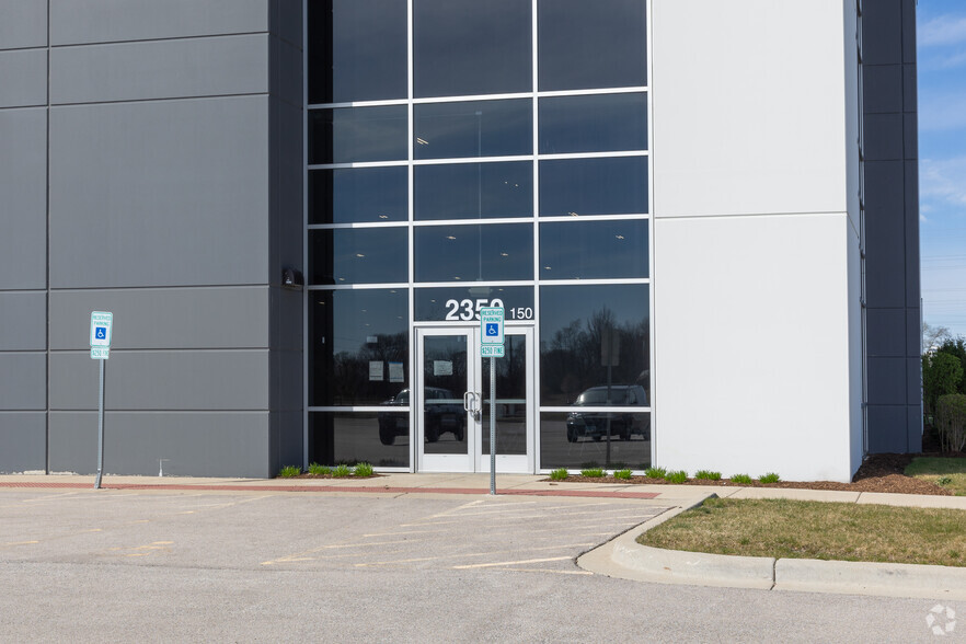 2350 Frieder Ln, Aurora, IL for lease - Building Photo - Image 3 of 9