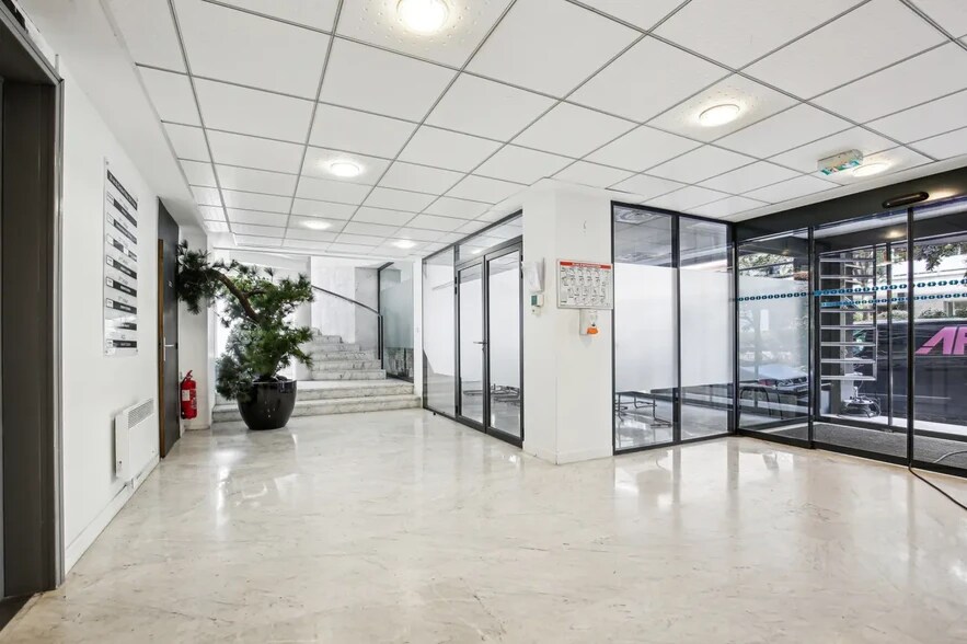 28 Rue Du Docteur Finlay, Paris for lease - Lobby - Image 3 of 3