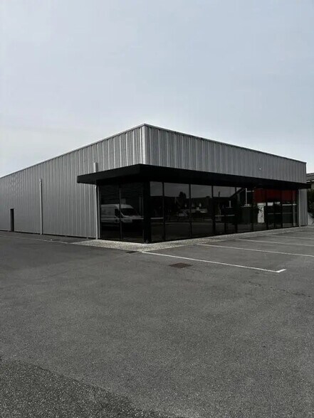 Retail in Lons for lease - Building Photo - Image 1 of 12