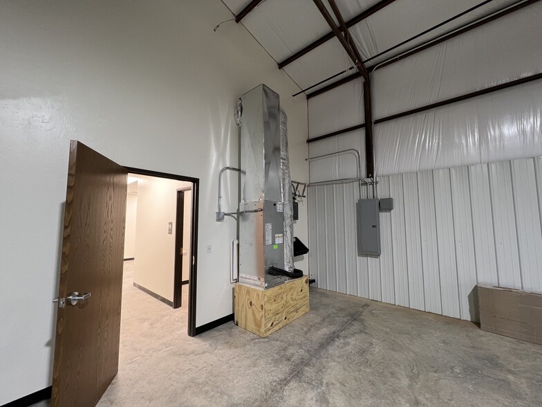 133 NE 52nd St, Oklahoma City, OK for lease - Interior Photo - Image 2 of 7