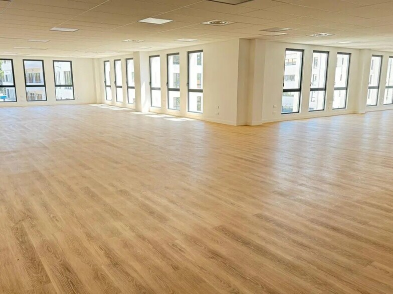 Office in Aubagne for lease - Building Photo - Image 2 of 9