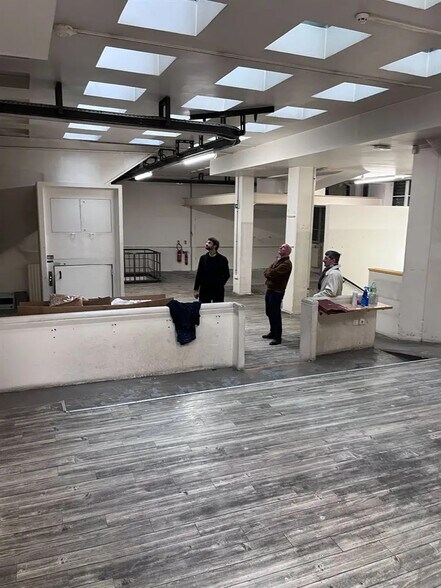 Retail in Paris for lease - Building Photo - Image 3 of 8