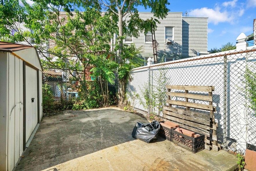 55-11 Metropolitan Ave, Ridgewood, NY for lease - Building Photo - Image 3 of 6