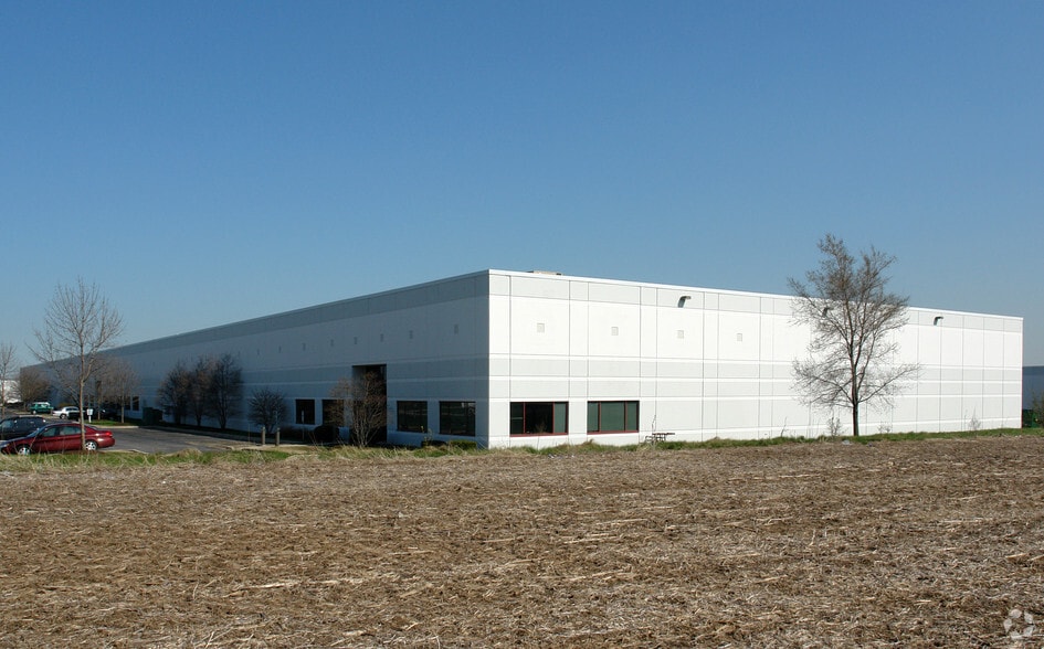 220 Exchange Dr, Crystal Lake, IL for lease - Building Photo - Image 3 of 6