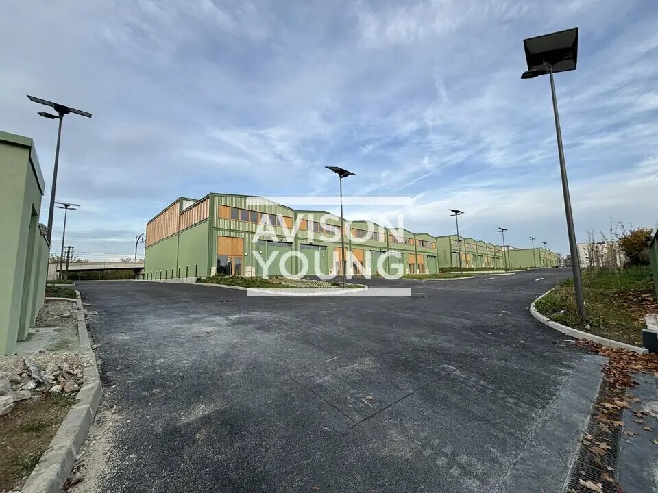 Flex in Stains for lease Building Photo- Image 1 of 5