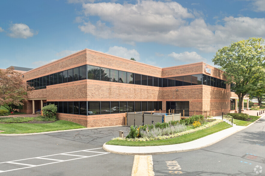 10800-10802 Parkridge Blvd, Reston, VA for lease - Building Photo - Image 2 of 3