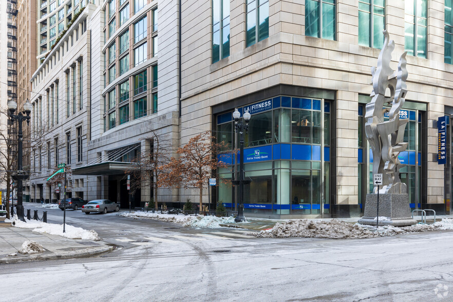 130 N Garland Ct, Chicago, IL for lease - Building Photo - Image 3 of 5