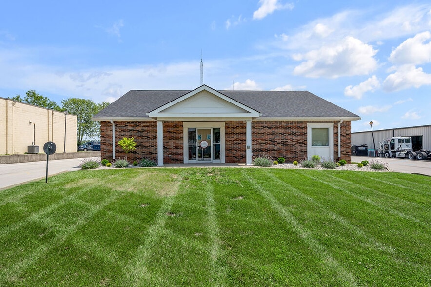 250 Crossfield Dr, Versailles, KY for sale - Building Photo - Image 1 of 47