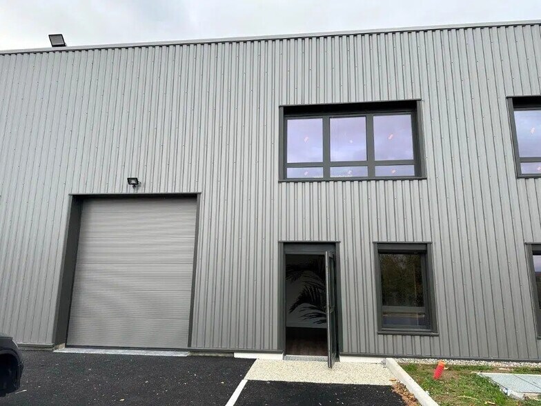 Flex in Bourgoin-Jallieu for sale - Building Photo - Image 2 of 7