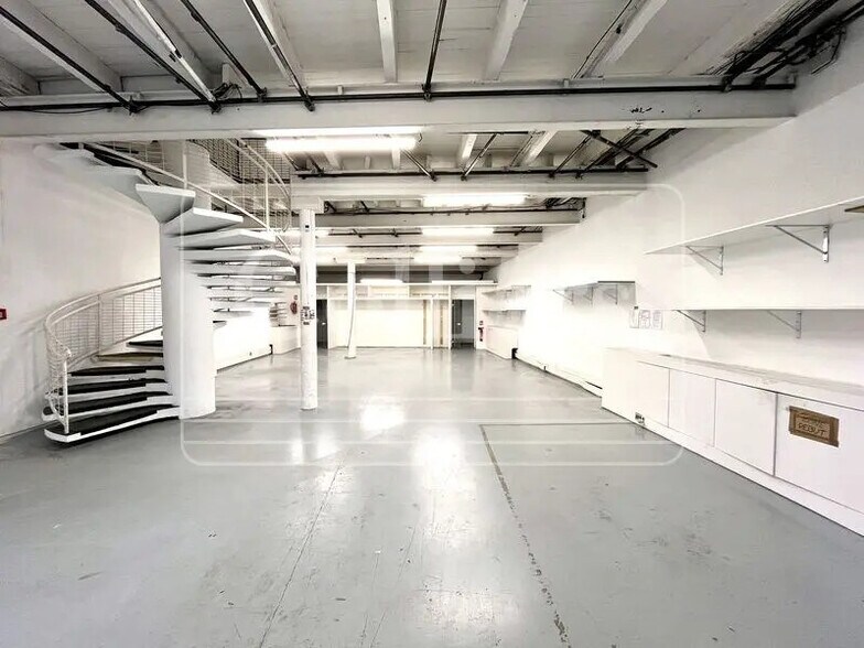 Flex in Marseille for lease - Interior Photo - Image 1 of 4