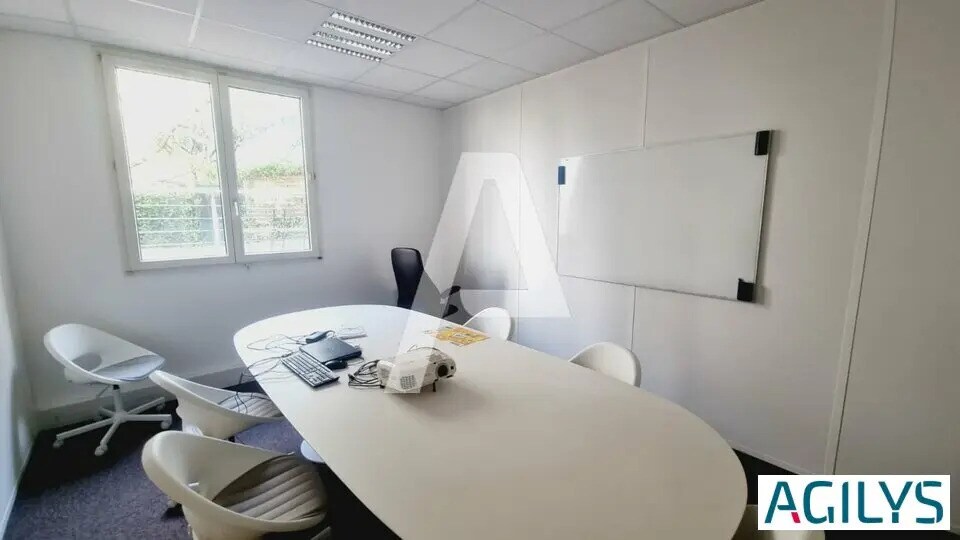 Office in Montrouge for lease - Building Photo - Image 1 of 5