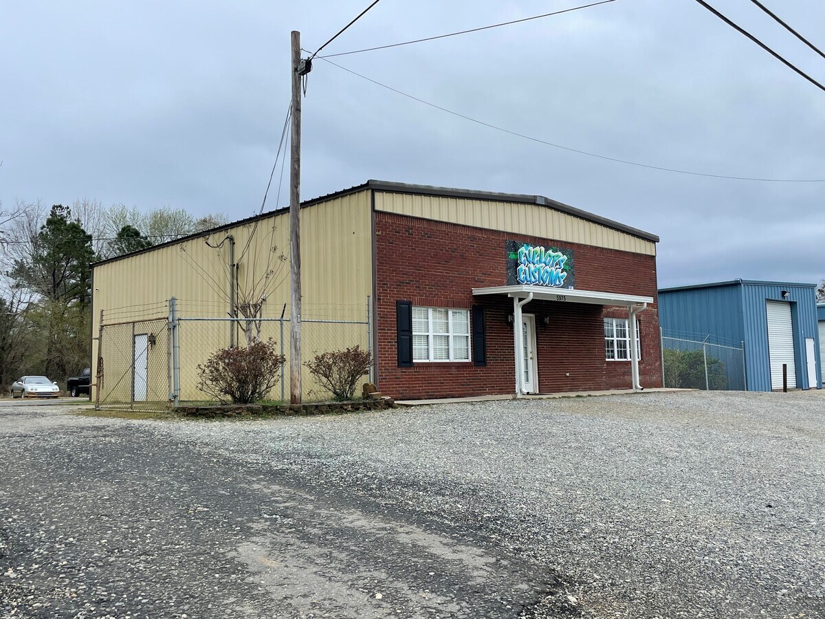 5975 Columbus Rd, Macon, GA 31220