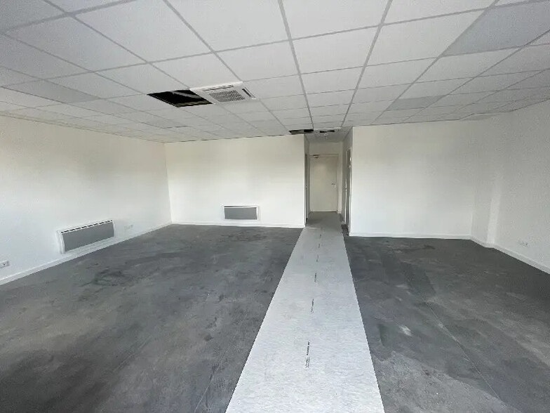 Rue De La Sablonnière, Oissel for lease - Interior Photo - Image 2 of 6