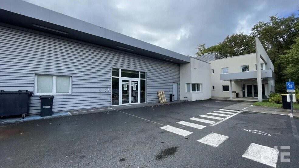 Office in Canéjan for lease - Building Photo - Image 2 of 7