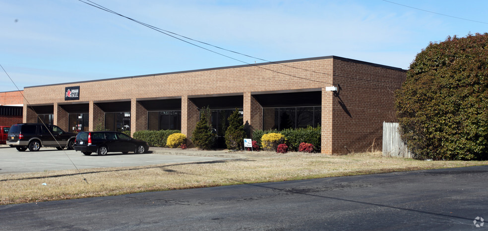 3702 Alliance Dr, Greensboro, NC for lease - Building Photo - Image 2 of 4