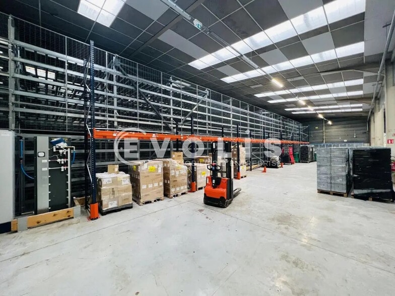 Flex in Neuilly-sur-Marne for lease - Building Photo - Image 1 of 3