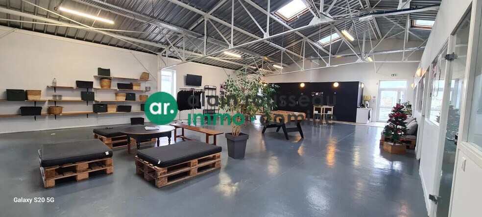 Flex in Angers for lease - Interior Photo - Image 1 of 2