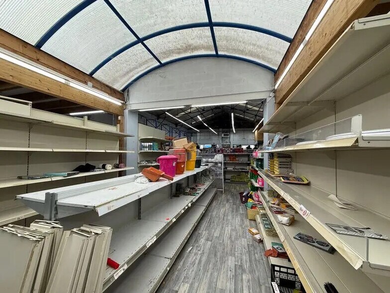 Retail in Lens for lease - Interior Photo - Image 2 of 3