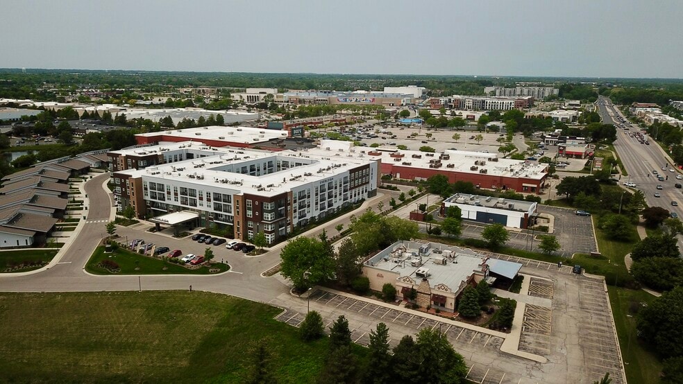 535 Lakeview Pky, Vernon Hills, IL for sale - Building Photo - Image 2 of 5