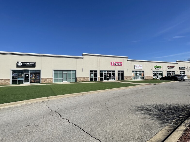 110 E University Ave, Urbana, IL for lease - Building Photo - Image 1 of 4