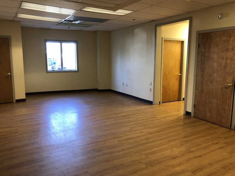 148 Center St, Chicopee, MA for lease - Interior Photo - Image 2 of 8