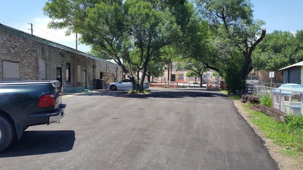 4500-4512 S Flores St, San Antonio, TX for lease - Building Photo - Image 3 of 12