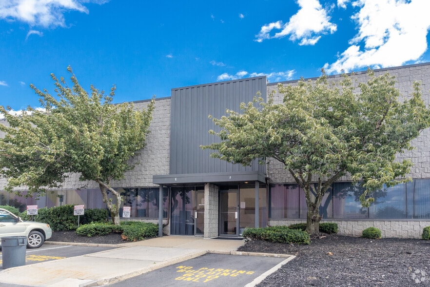 600 Corporate Ct, South Plainfield, NJ for lease - Building Photo - Image 3 of 7