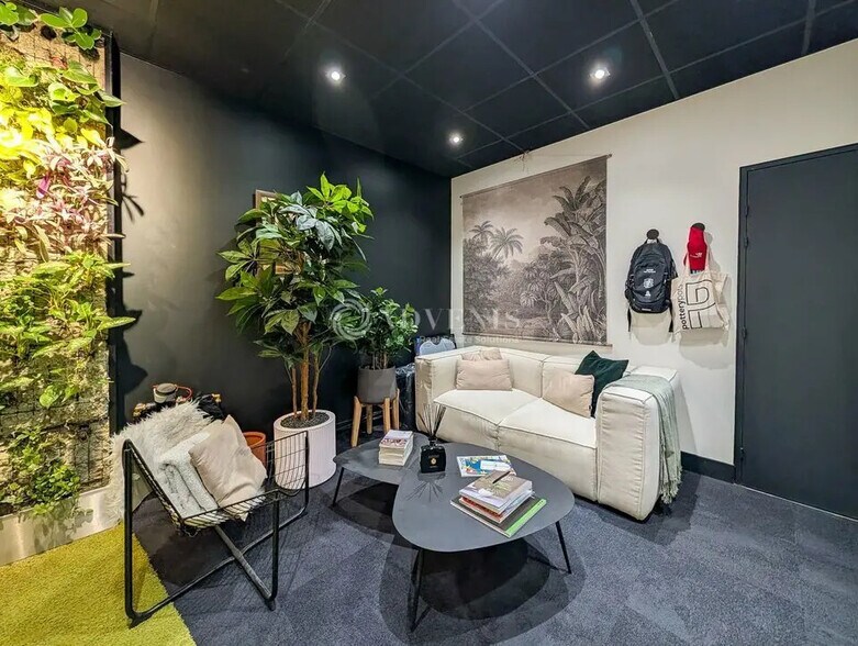 Office in Saint-Grégoire for lease - Interior Photo - Image 2 of 9